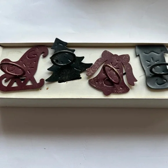 Christmas Napkin Rings Pier 1 Green and Red Metal Set of 4.  Hand painted - Picture 4 of 6